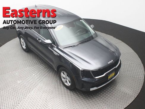 Used 2024 Kia Sorento LX FWD image 3