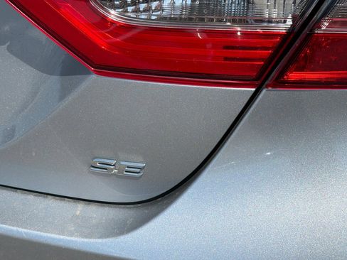 Used 2019 Toyota Camry SE FWD image 7