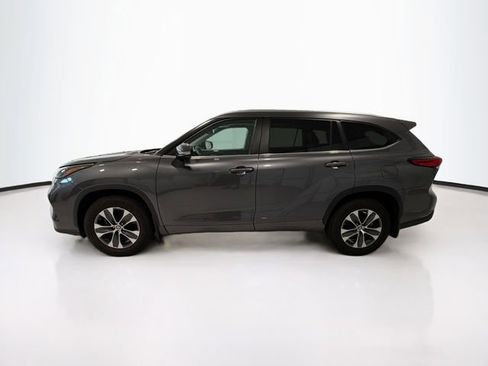 Used 2023 Toyota Highlander XLE AWD/4WD image 4