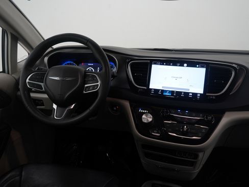 Used 2022 Chrysler Pacifica Touring-L w/ Uconnect Theater Family Group image 15