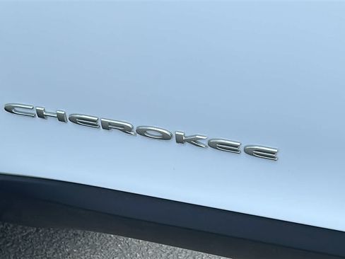 Used 2022 Jeep Cherokee Latitude Lux w/ Mopar Interior Package AWD/4WD image 28