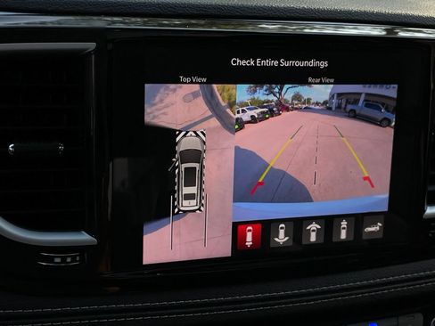 Used 2026 Chrysler Pacifica Limited w/ S Appearance Package FWD image 19