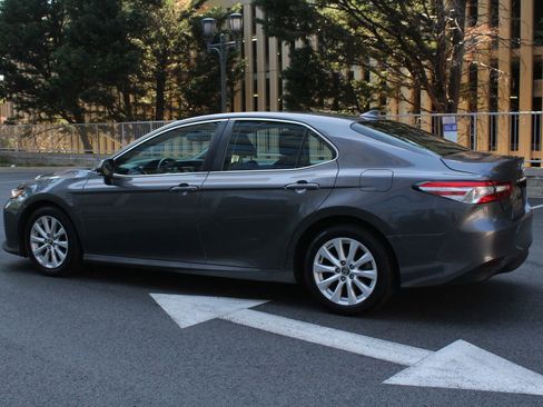 Used 2019 Toyota Camry LE FWD image 9
