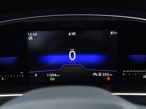 Used 2023 Volkswagen Tiguan SE w/ Panoramic Sunroof Package FWD image 11