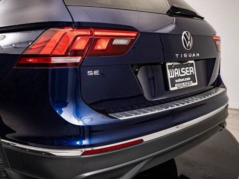 Used 2023 Volkswagen Tiguan SE w/ Panoramic Sunroof Package FWD image 19