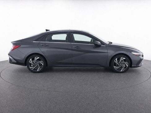 Used 2025 Hyundai Elantra Limited FWD image 26