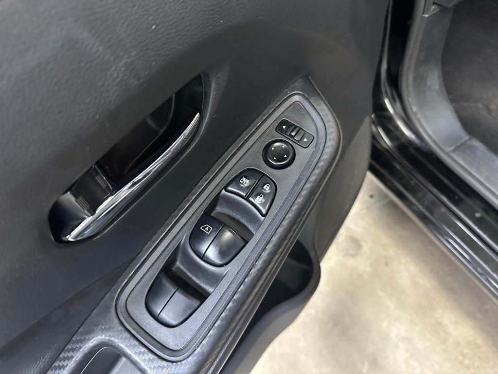 Used 2020 Nissan Versa SV FWD image 7