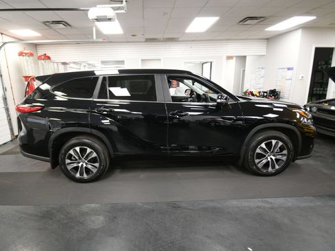 Used 2023 Toyota Highlander XLE AWD/4WD image 8