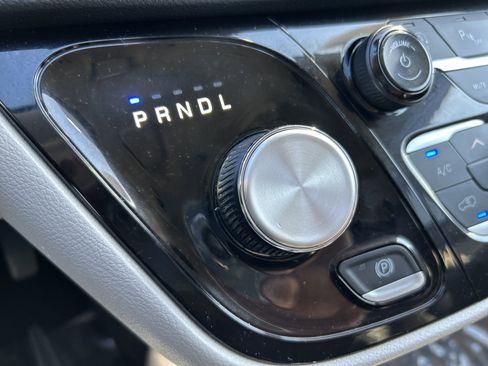 Used 2023 Chrysler Pacifica Touring-L FWD image 25