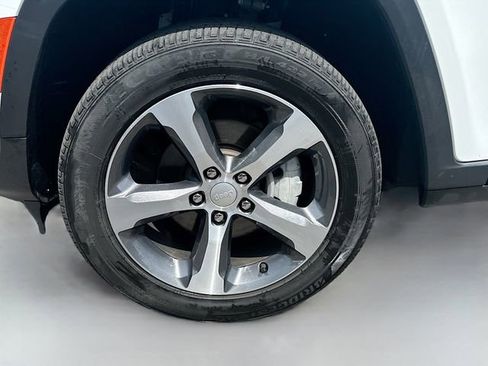 Used 2023 Jeep Grand Cherokee Limited w/ Luxury Tech Group II AWD/4WD image 34