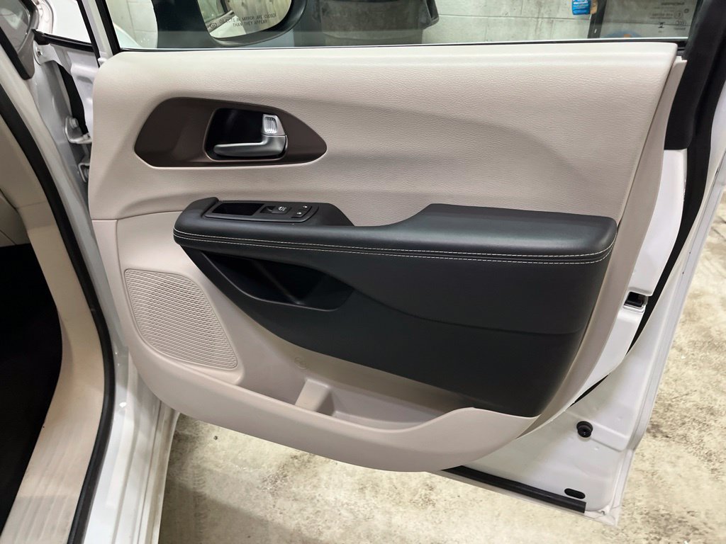 Used 2023 Chrysler Voyager LX FWD image 36