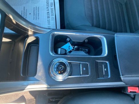 Used 2017 Ford Fusion SE w/ Fusion SE Technology Package image 36