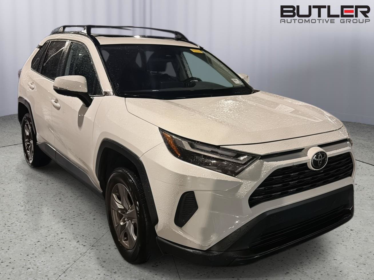 Used 2022 Toyota RAV4 XLE w/ Convenience Package FWD image 5