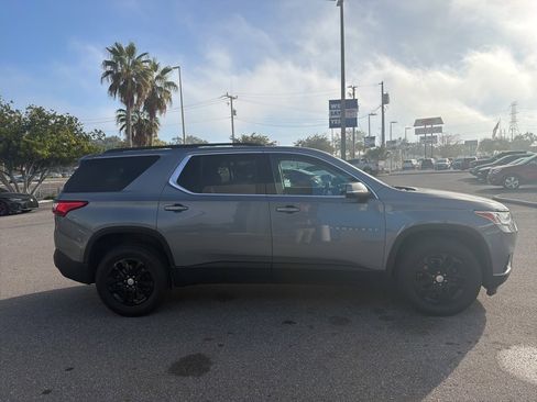 Used 2021 Chevrolet Traverse LT image 2