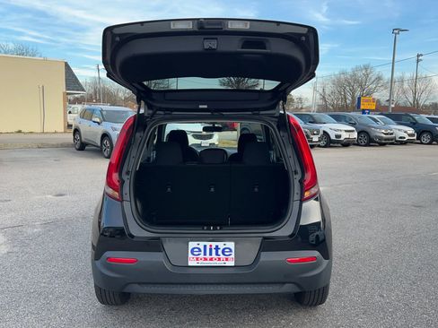 Used 2022 Kia Soul LX image 10