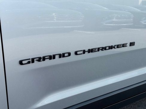 Used 2023 Jeep Grand Cherokee L Laredo RWD image 12