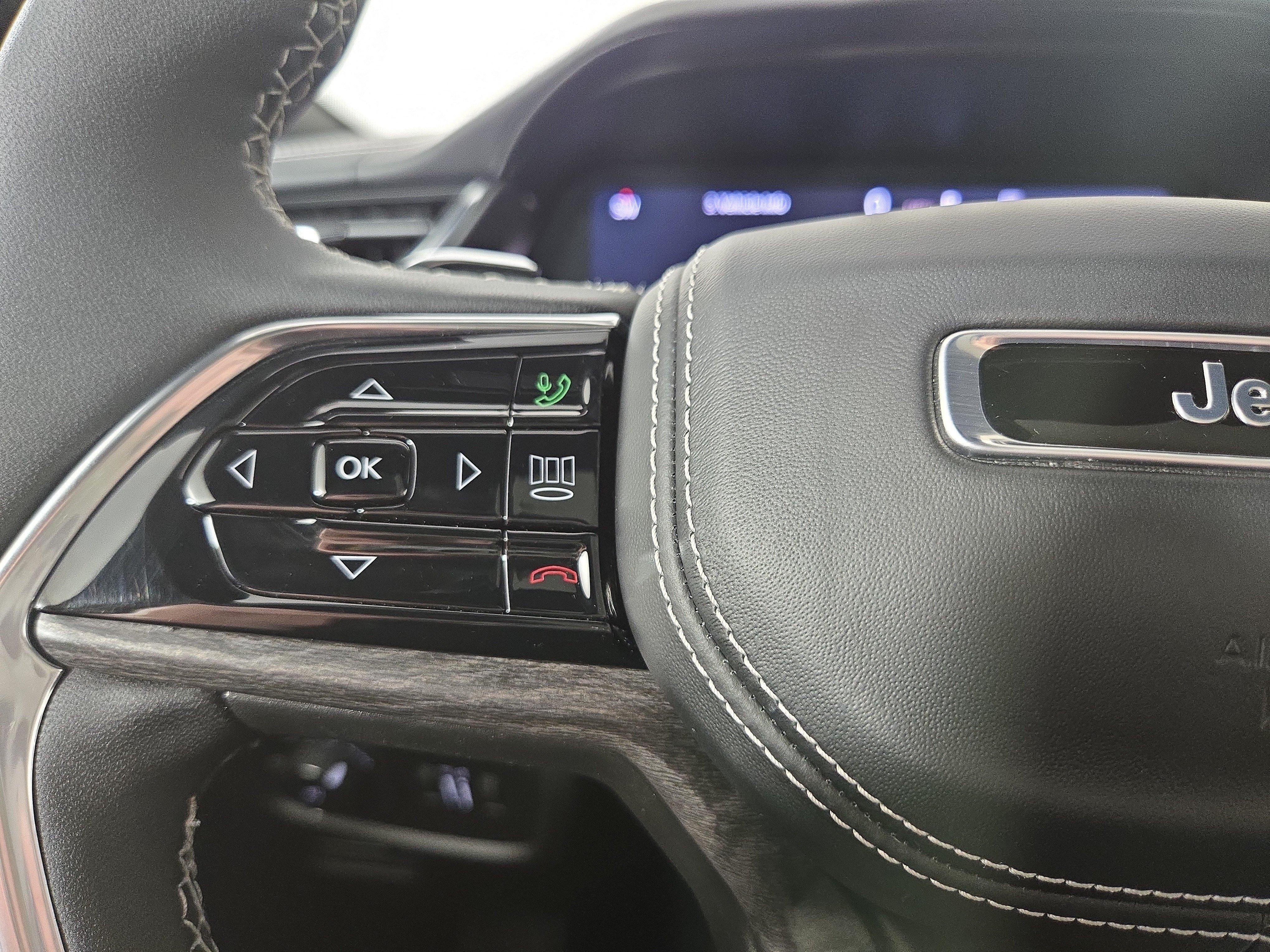 Certified 2025 Jeep Grand Cherokee Overland AWD/4WD image 16
