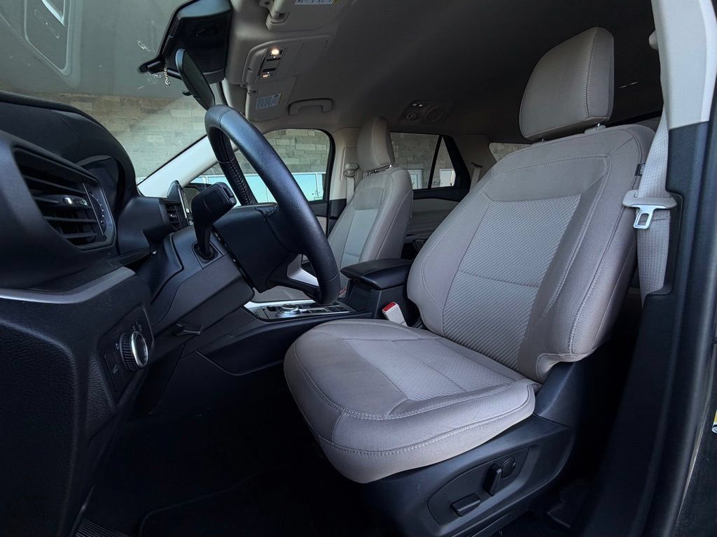 Used 2023 Ford Explorer XLT RWD image 4