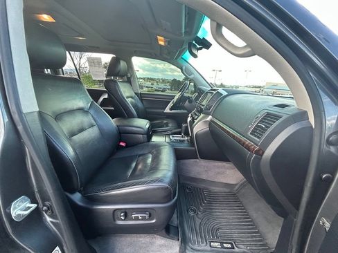 Used 2013 Toyota Land Cruiser AWD/4WD image 34
