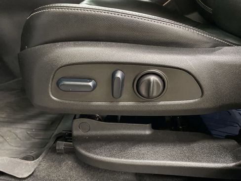 Used 2023 GMC Terrain SLT image 16