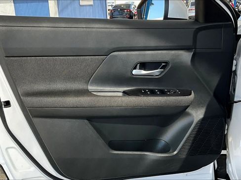 Used 2025 Nissan Kicks SV AWD/4WD image 43