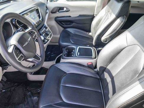 Used 2024 Chrysler Pacifica Touring-L image 17