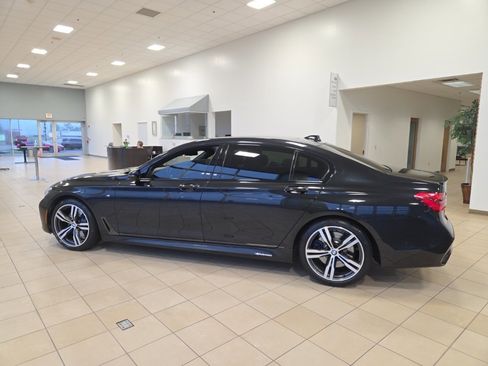 Used 2017 BMW 750i xDrive image 9