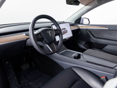 Used 2025 Tesla Model Y Long Range image 13