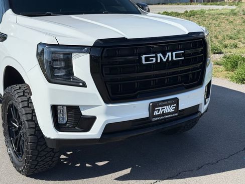 Used 2023 GMC Yukon SLT AWD/4WD image 5