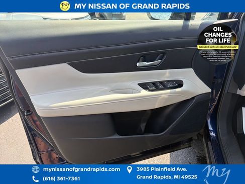 Used 2025 Nissan Murano SV AWD/4WD image 11