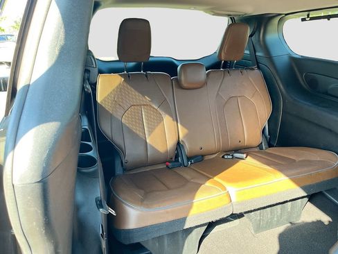 Used 2017 Chrysler Pacifica Limited w/ Advanced Safetytec Group FWD image 27