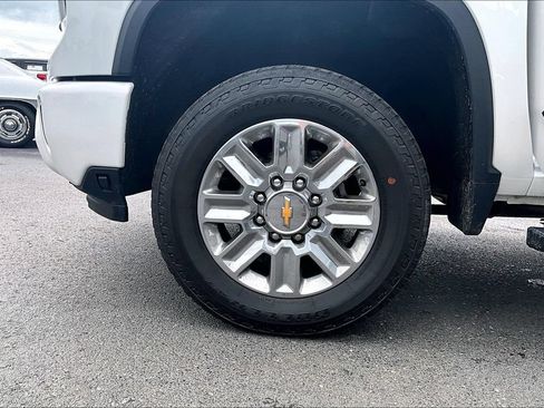 Used 2024 Chevrolet Silverado 2500 High Country w/ High Country Premium Package AWD/4WD image 2
