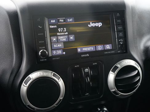 Used 2018 Jeep Wrangler Unlimited Rubicon w/ Connectivity Group image 19