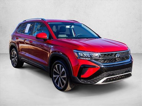 Used 2022 Volkswagen Taos SE image 3