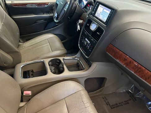 Used 2012 Chrysler Town & Country Limited w/ Luxury Group FWD image 18