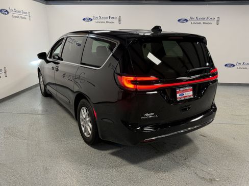 Used 2024 Chrysler Pacifica Touring-L image 33