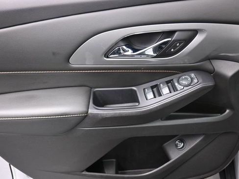 Used 2020 Chevrolet Traverse LT image 13