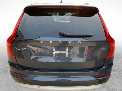 Used 2022 Volvo XC90 T5 Momentum w/ Climate Package AWD/4WD image 3