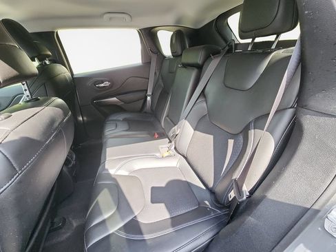 Used 2020 Jeep Cherokee Latitude Plus w/ Cold Weather Group AWD/4WD image 25