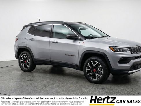Used 2025 Jeep Compass Trailhawk image 1