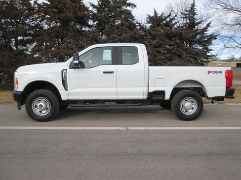 Used 2023 Ford F250 XL w/ FX4 Off-Road Package AWD/4WD image 3
