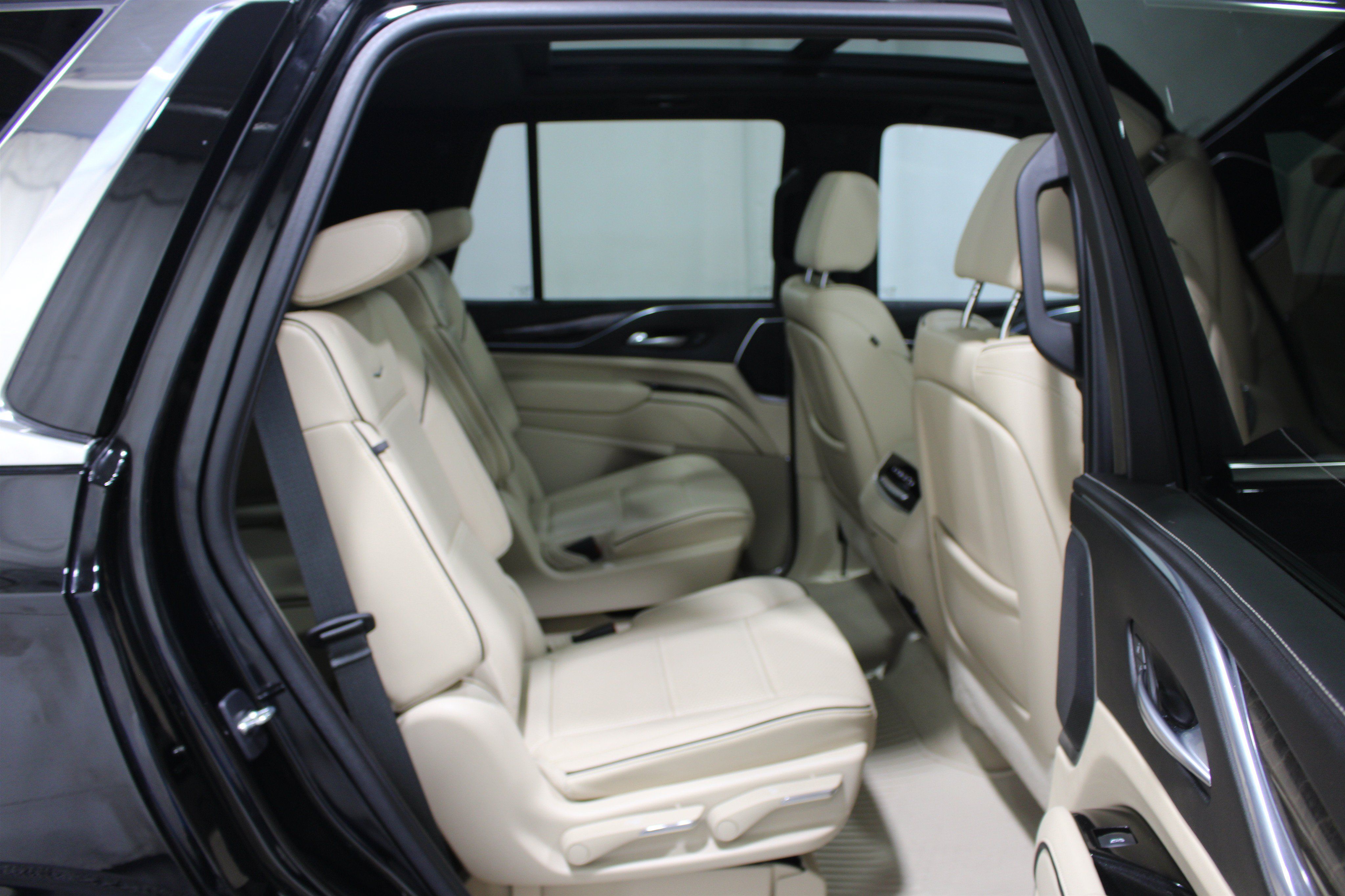 Used 2021 Cadillac Escalade Premium Luxury w/ Driver Assist Tech Package AWD/4WD image 28
