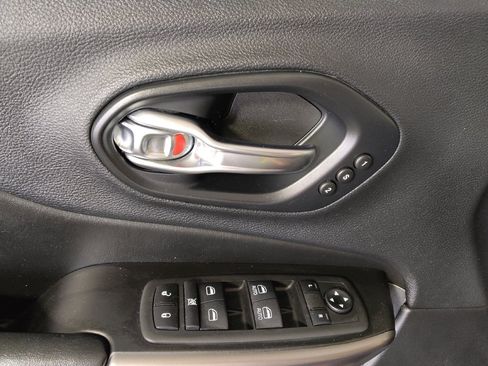 Used 2019 Jeep Cherokee Limited FWD image 27
