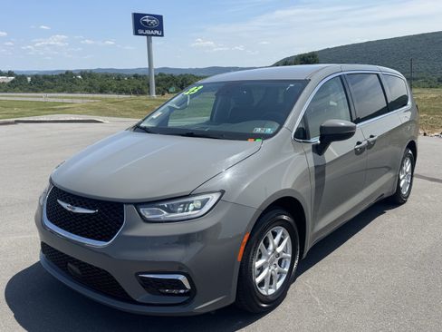 Used 2023 Chrysler Pacifica Touring-L FWD image 8