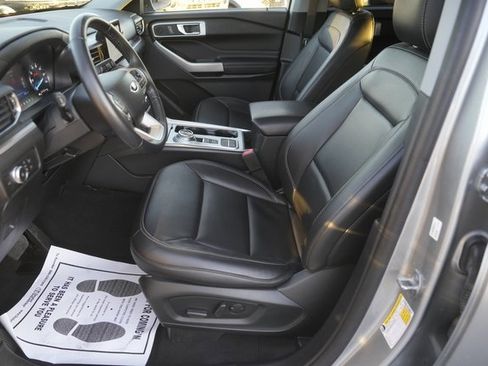 Used 2022 Ford Explorer XLT w/ Equipment Group 202A image 9