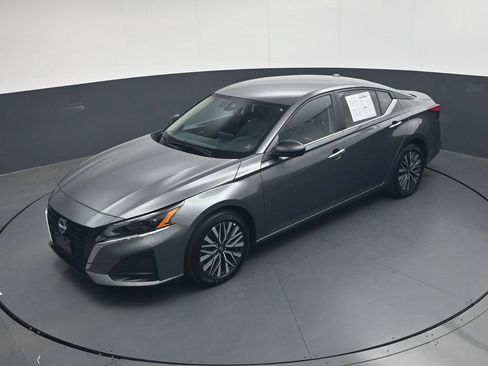 Used 2025 Nissan Altima 2.5 SV FWD image 31