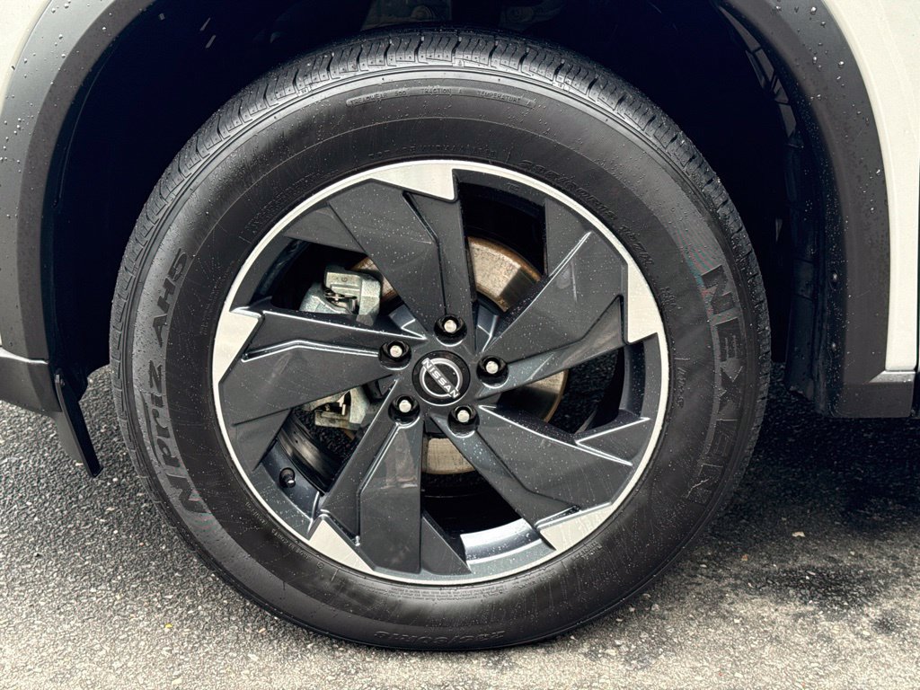 Used 2025 Nissan Rogue SV FWD image 15
