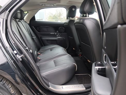 Used 2019 Jaguar XJ R-Sport image 21