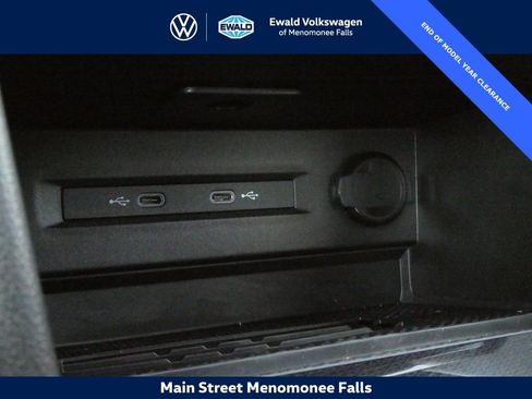 Certified 2025 Volkswagen Taos SE FWD image 18