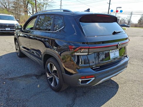 Used 2025 Volkswagen Taos SE w/ Panoramic Sunroof Package AWD/4WD image 4